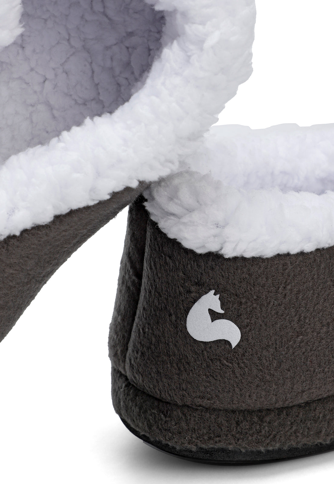 vista de cerca del peluche de las pantuflas grises suela de cauchoa rctic fox