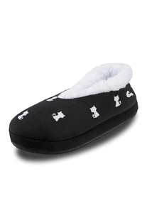 vista diagonal de pantuflas negras con gatitos blancos forras con peluche esponjoso y suave