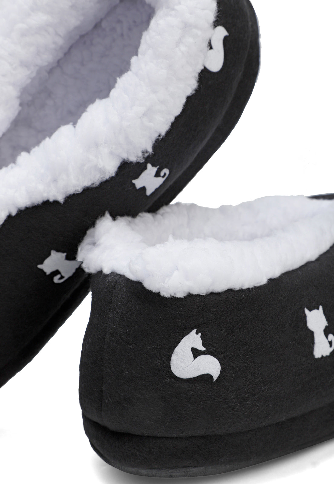 fotos con acercamiento del peluche de las pantuflas negras de gatitos de arctic fox