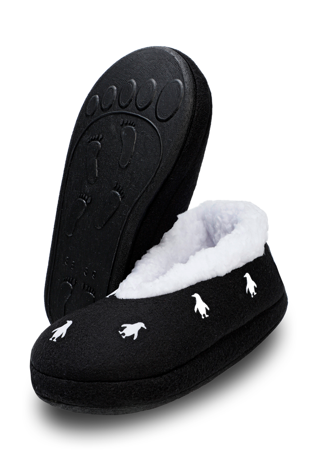 VISTA FRONTAL DE PANTUFLAS NEGRAS CON ESTAMPADO DE PINGUINOS