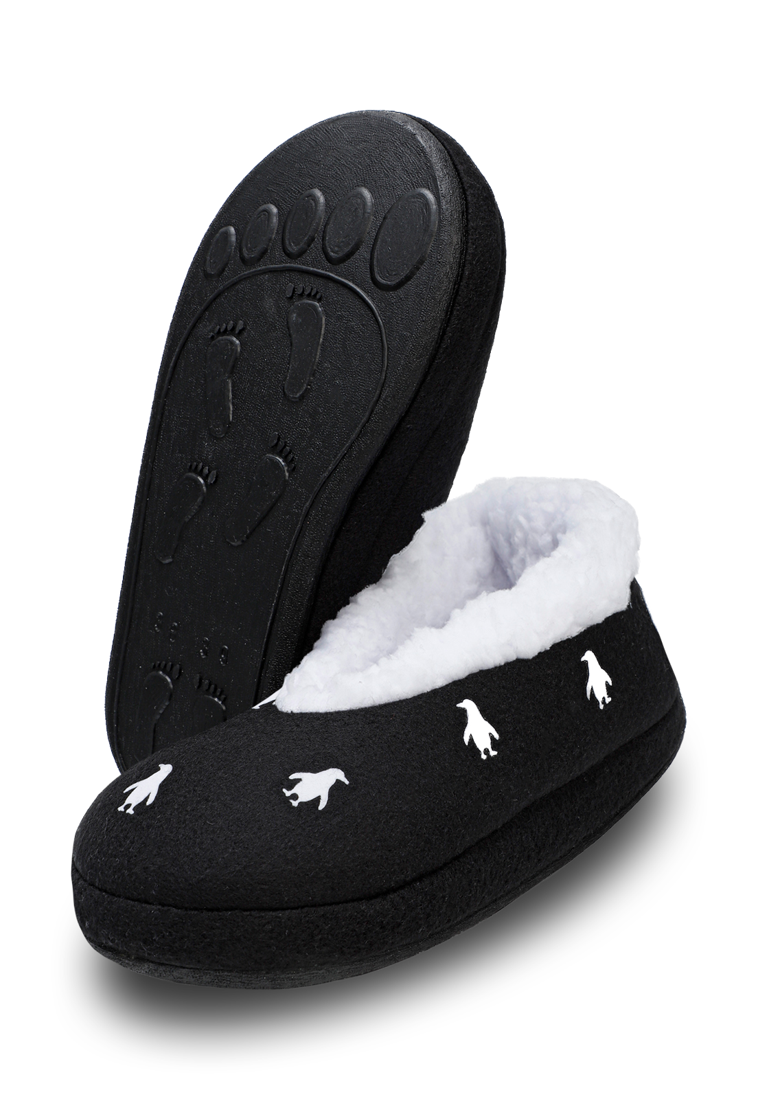 VISTA FRONTAL DE PANTUFLAS NEGRAS CON ESTAMPADO DE PINGUINOS