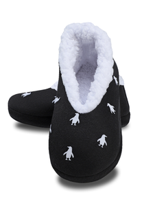 unas pantuflas negras con peluche en el interior suaves, con suela de caucho y pinguinos blancos