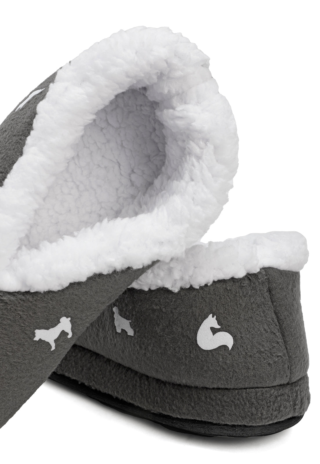 vista trasera de las pantuflas grises de perritos