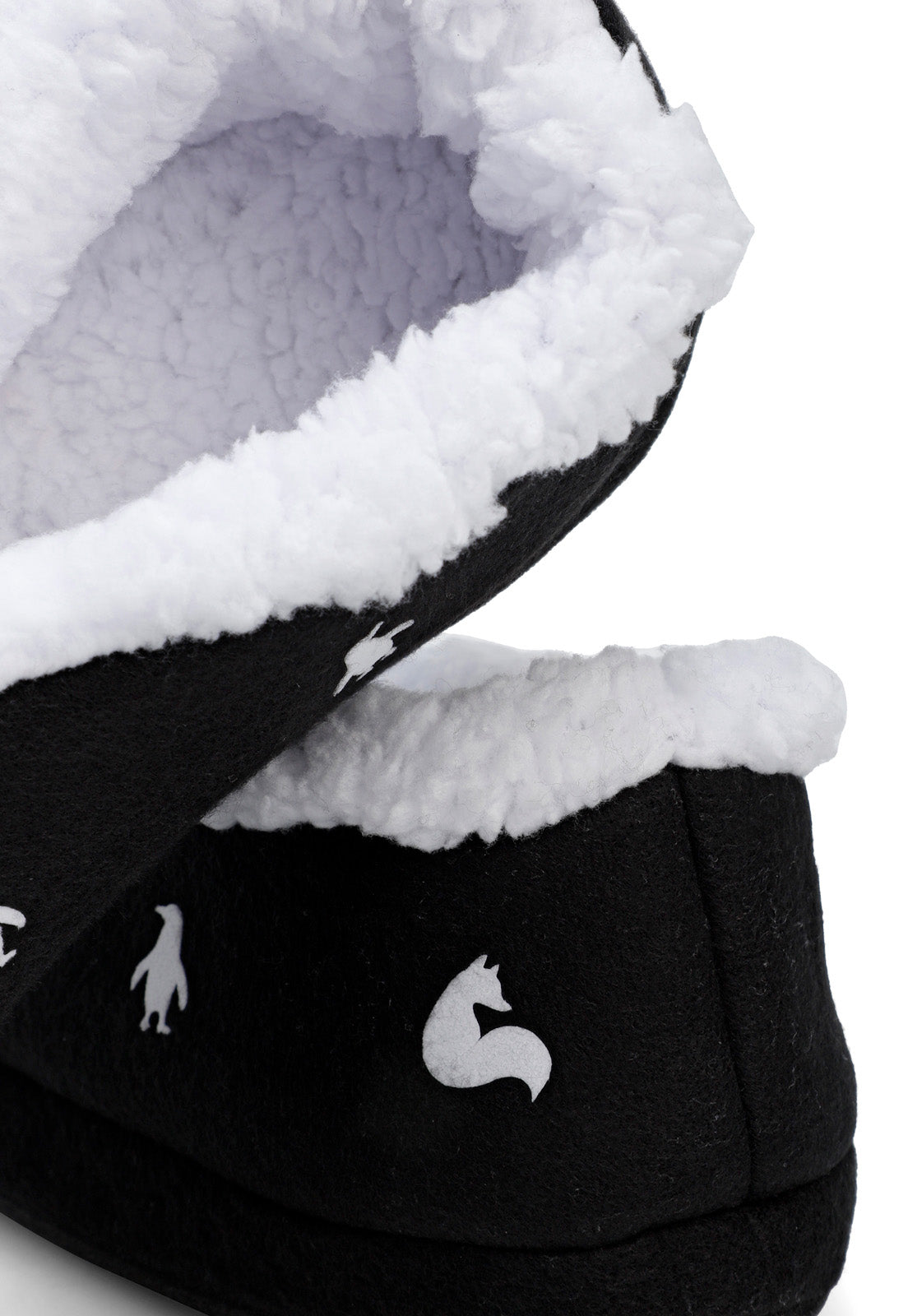 vista de atras de las pantuflas negras con pinguinos tienen forro de peluche