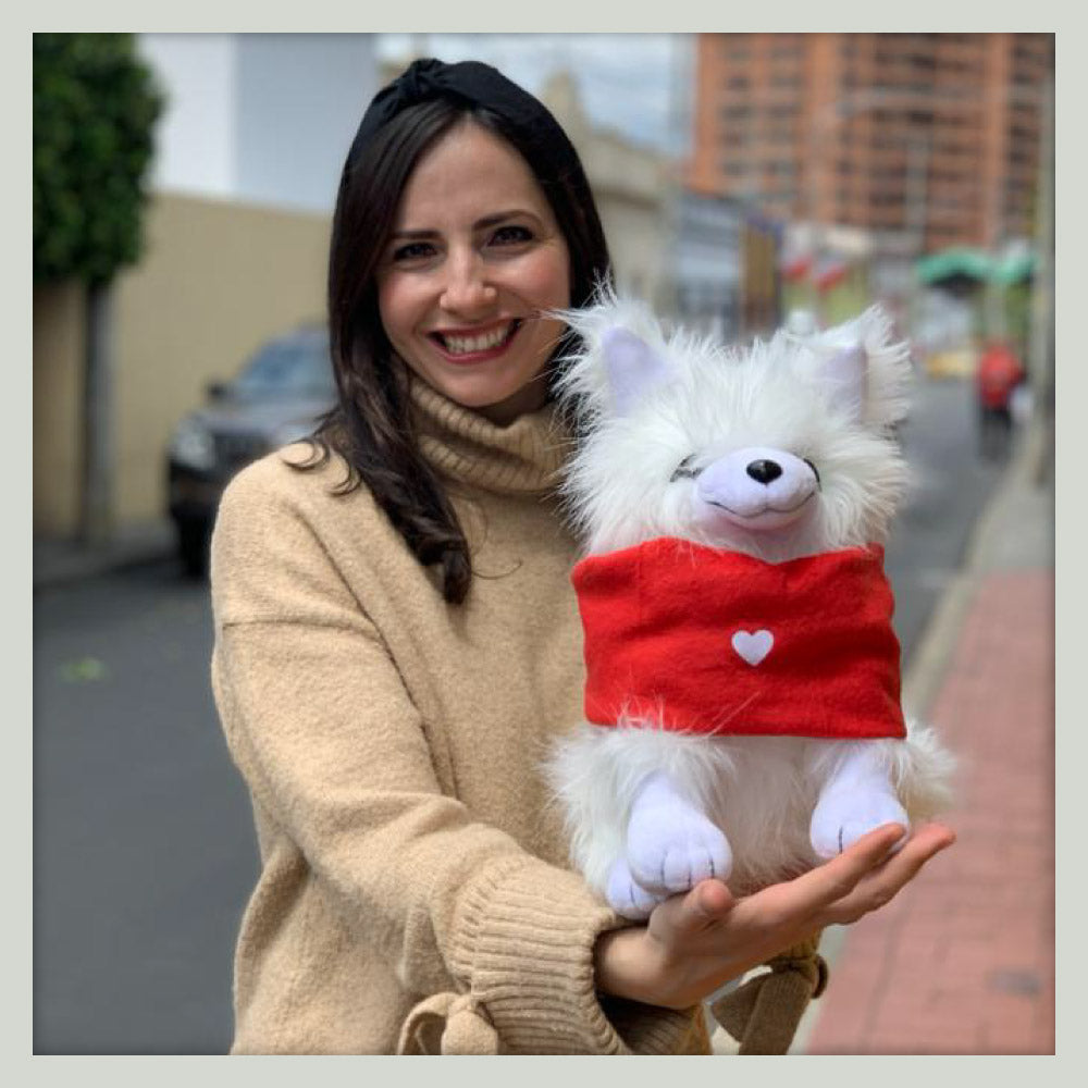 Nukappi nuestro peluche #arcticlover usando un cuello puff rojo con Beatriz Lora diseñadora y creadora de Arctic Fox Colombia