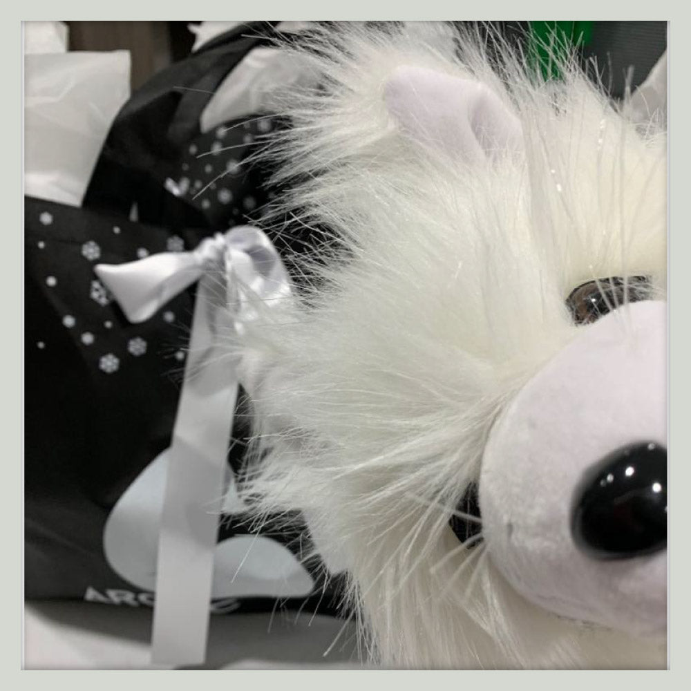 Nukappi nuestro peluche #arcticlover de sorpresa empacando en los bolsos de regalo de Arctic Fox Colombia