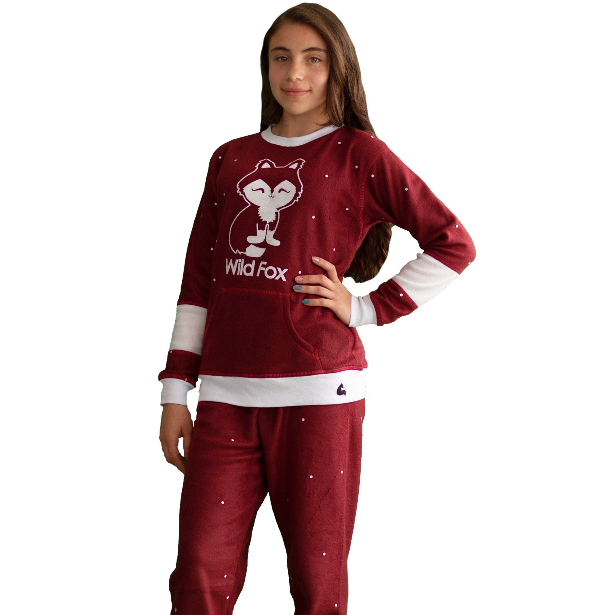 Detalle en Niña vistiendo la Pijama para Niñas Vinotinto referencia Zorro Blanco, color vinotinto con franjas y puntitos blancos con un lindo zorrito blanco estampado en el pecho, diseño de Arctic Fox Colombia