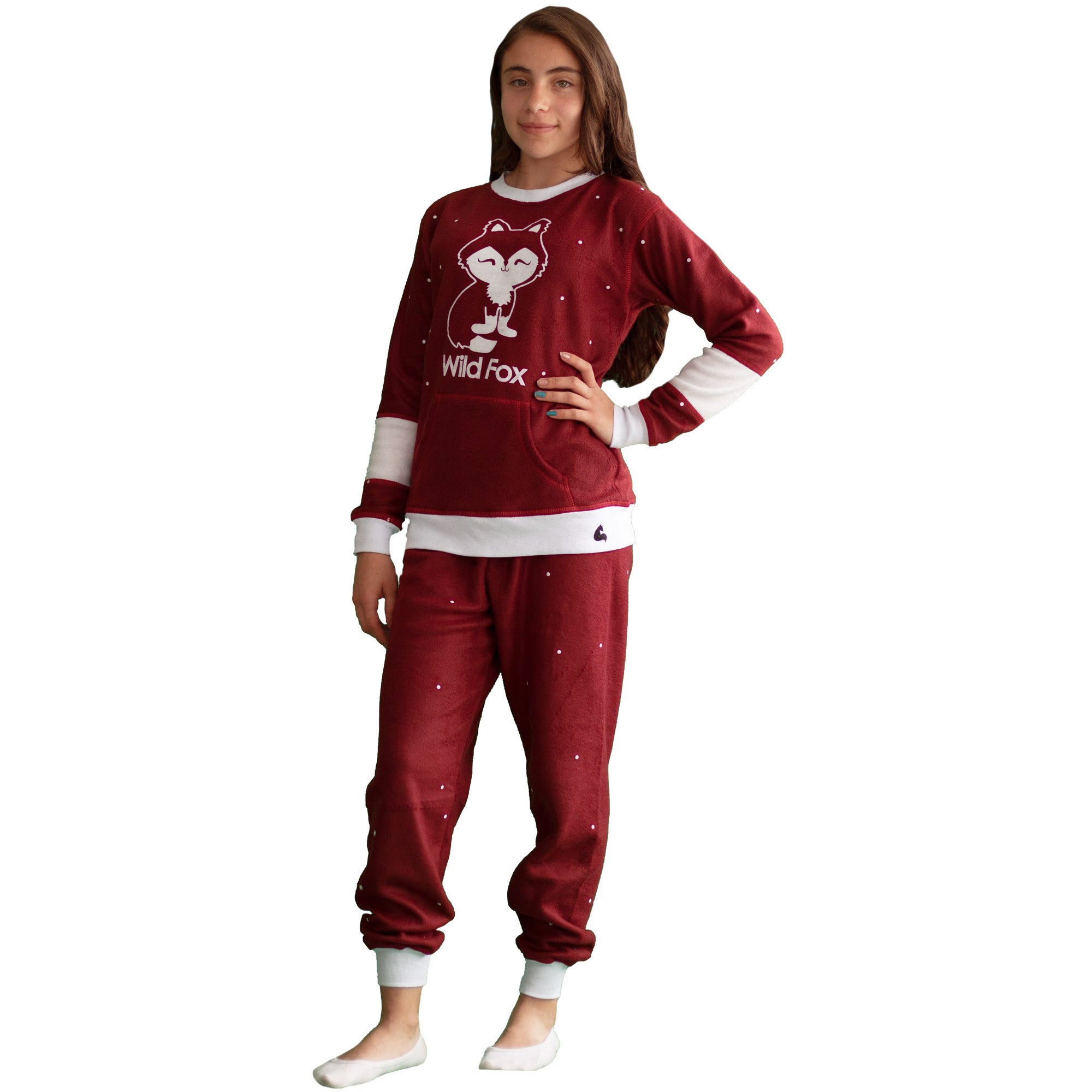 Niña vistiendo la Pijama para Niñas Vinotinto referencia Zorro Blanco, color vinotinto con franjas y puntitos blancos con un lindo zorrito blanco estampado en el pecho, diseño de Arctic Fox Colombia