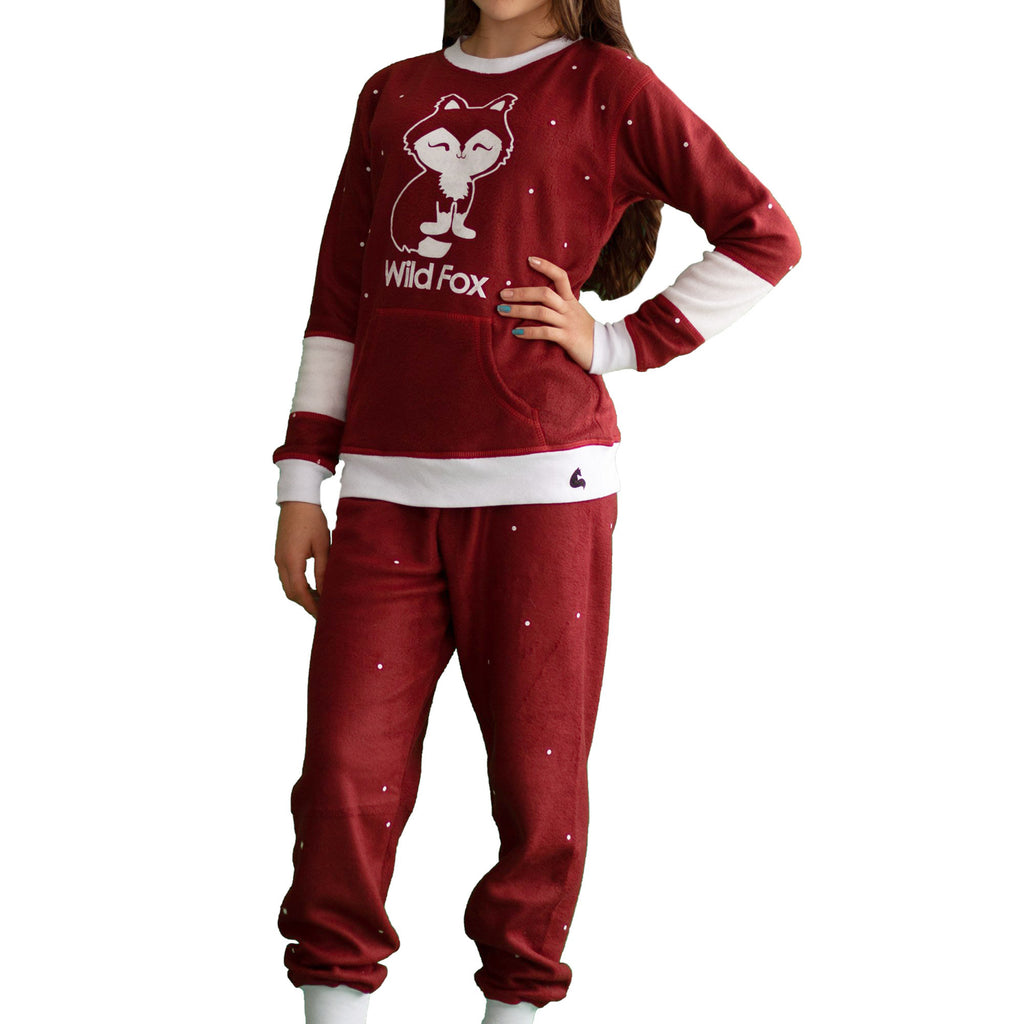 Detalle en Niña vistiendo la Pijama para Niñas Vinotinto referencia Zorro Blanco, color vinotinto con franjas y puntitos blancos con un lindo zorrito blanco estampado en el pecho, diseño de Arctic Fox Colombia