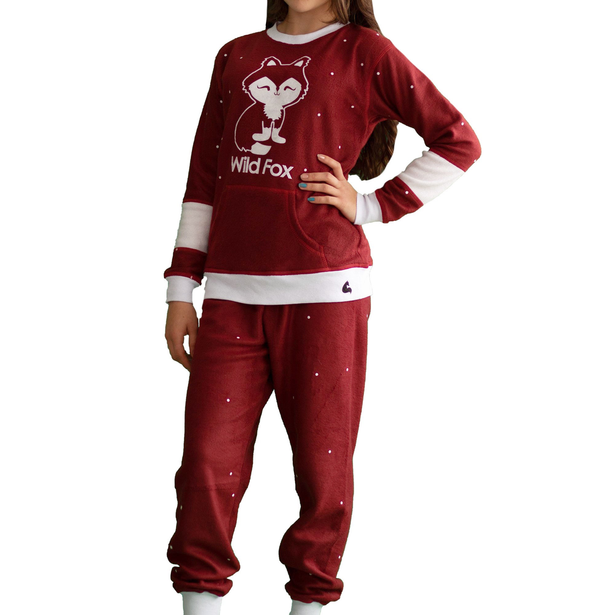 Detalle en Niña vistiendo la Pijama para Niñas Vinotinto referencia Zorro Blanco, color vinotinto con franjas y puntitos blancos con un lindo zorrito blanco estampado en el pecho, diseño de Arctic Fox Colombia