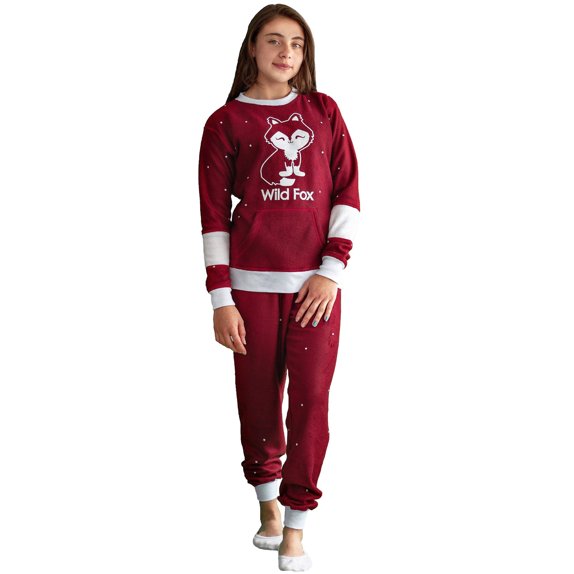 Niña vistiendo la Pijama para Niñas Vinotinto referencia Zorro Blanco, color vinotinto con franjas y puntitos blancos con un lindo zorrito blanco estampado en el pecho, diseño de Arctic Fox Colombia