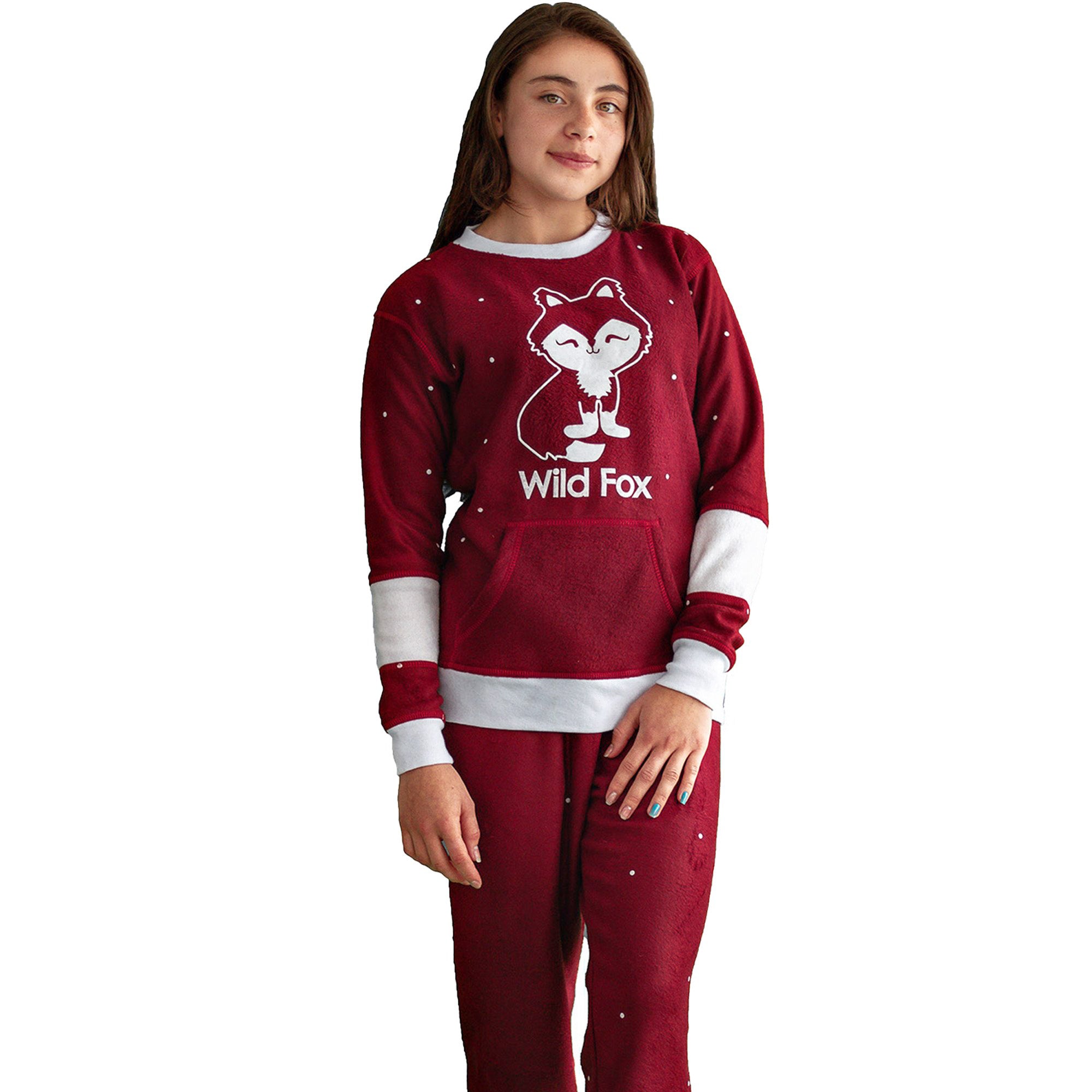Detalle en Niña vistiendo la Pijama para Niñas Vinotinto referencia Zorro Blanco, color vinotinto con franjas y puntitos blancos con un lindo zorrito blanco estampado en el pecho, diseño de Arctic Fox Colombia