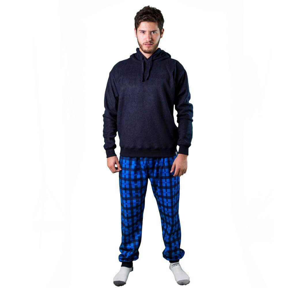 Hombre cuerpo entero de frente vistiendo la Pijama Leñador Azul Oscuro de Arctic Fox Colombia