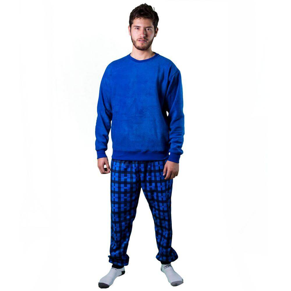 Hombre cuerpo entero de frente vistiendo la Pijama Leñador Azul Rey de Arctic Fox Colombia