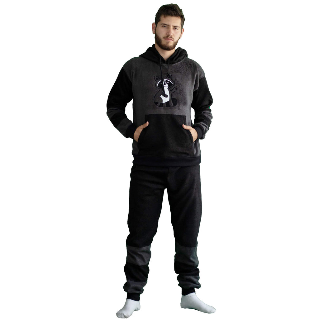 Hombre cuerpo completo frontal vistiendo la Pijama Mapache de Arctic Fox Colombia