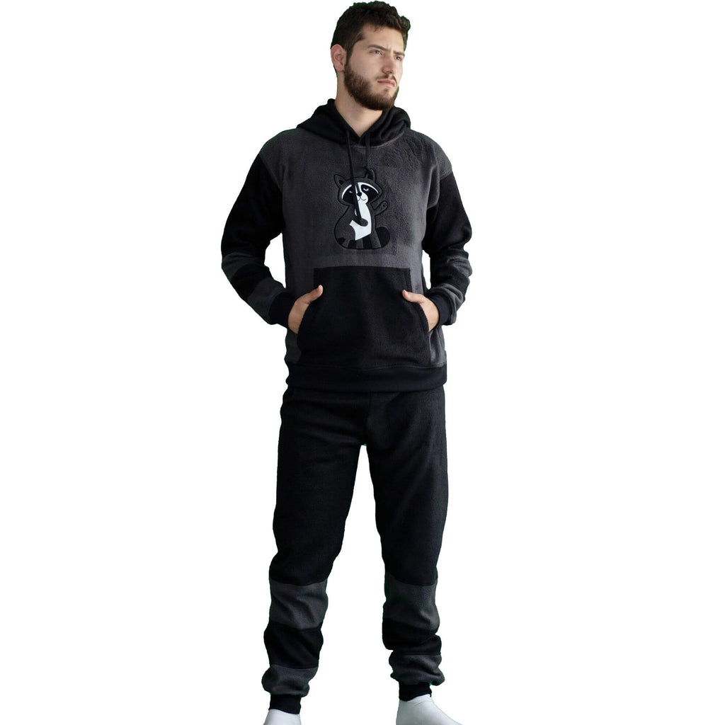 Hombre cuerpo completo lateral vistiendo la Pijama Mapache de Arctic Fox Colombia