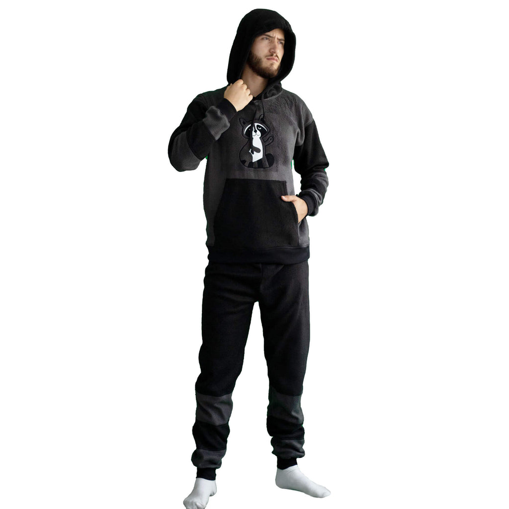 Hombre cuerpo completo lateral vistiendo la Pijama Mapache con capucha de Arctic Fox Colombia