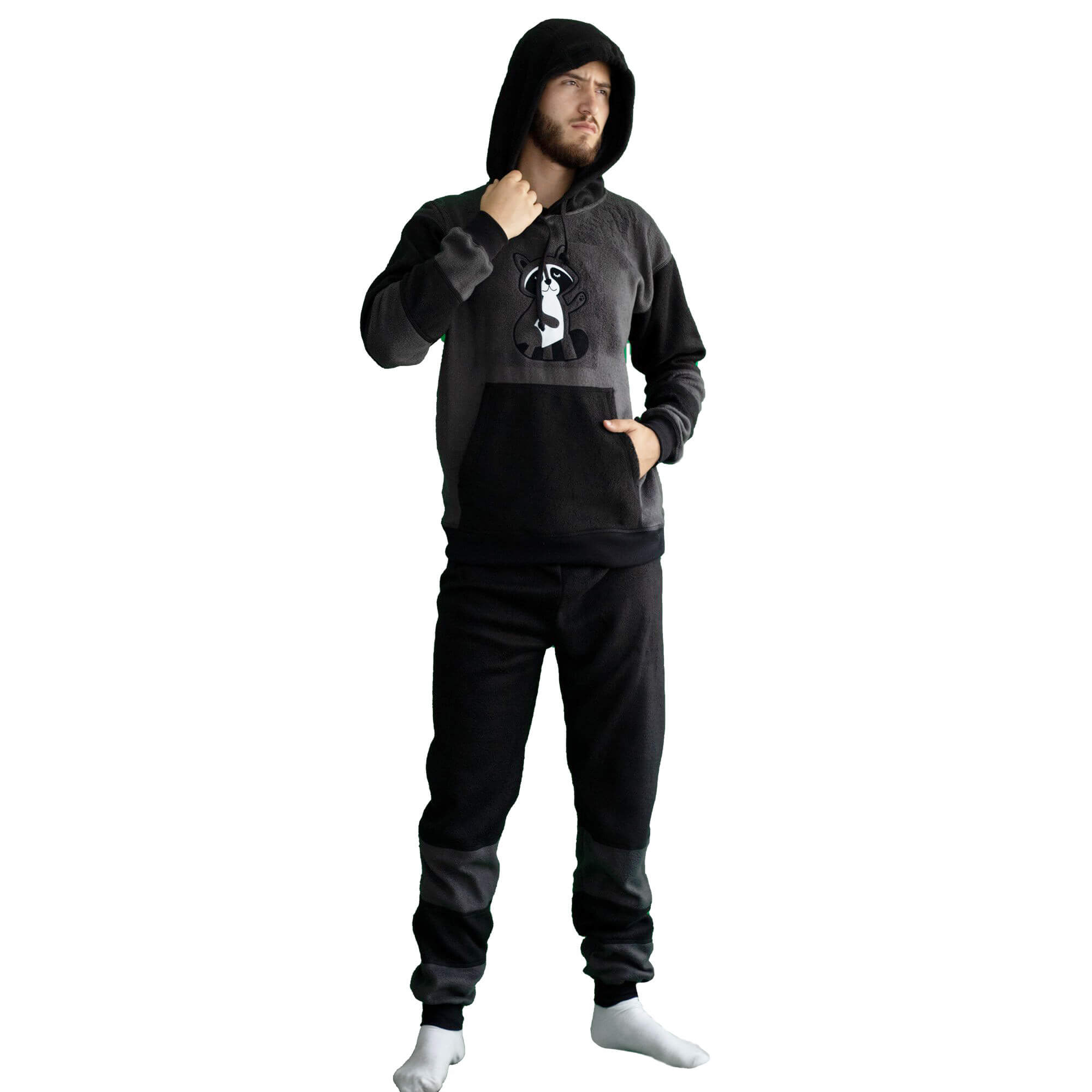 Hombre cuerpo completo lateral vistiendo la Pijama Mapache con capucha de Arctic Fox Colombia