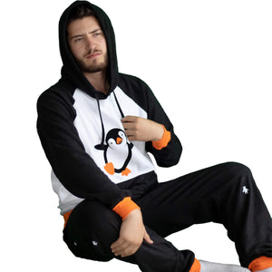 Hombre sentado lateral vistiendo la Pijama Pingüino con Capota de Arctic Fox Colombia