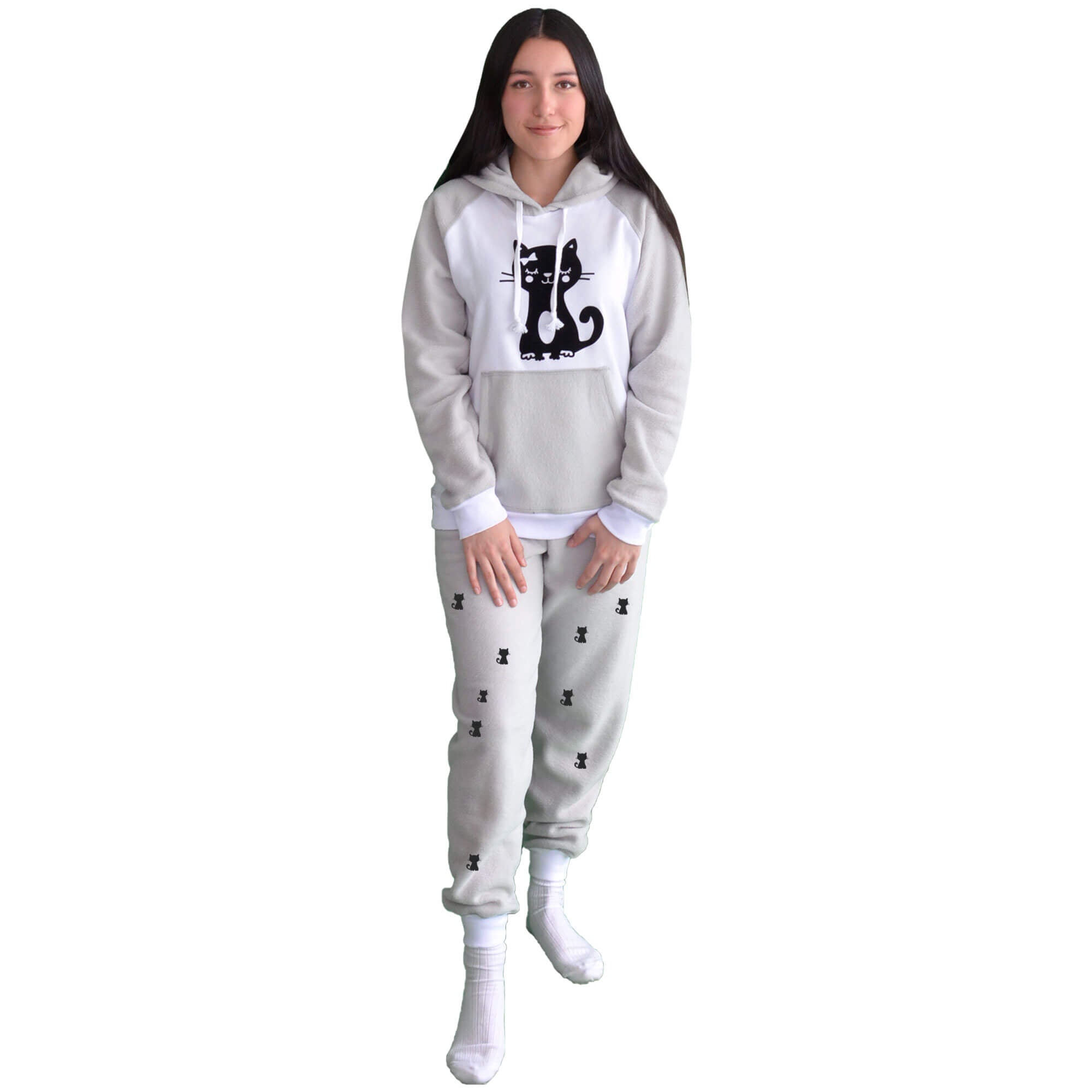 Mujer de frente vistiendo la Pijama para mujer gris perla tipo sudadera, con una gata negra en el centro del buzo hoodie y siluetas negras en el pantalón