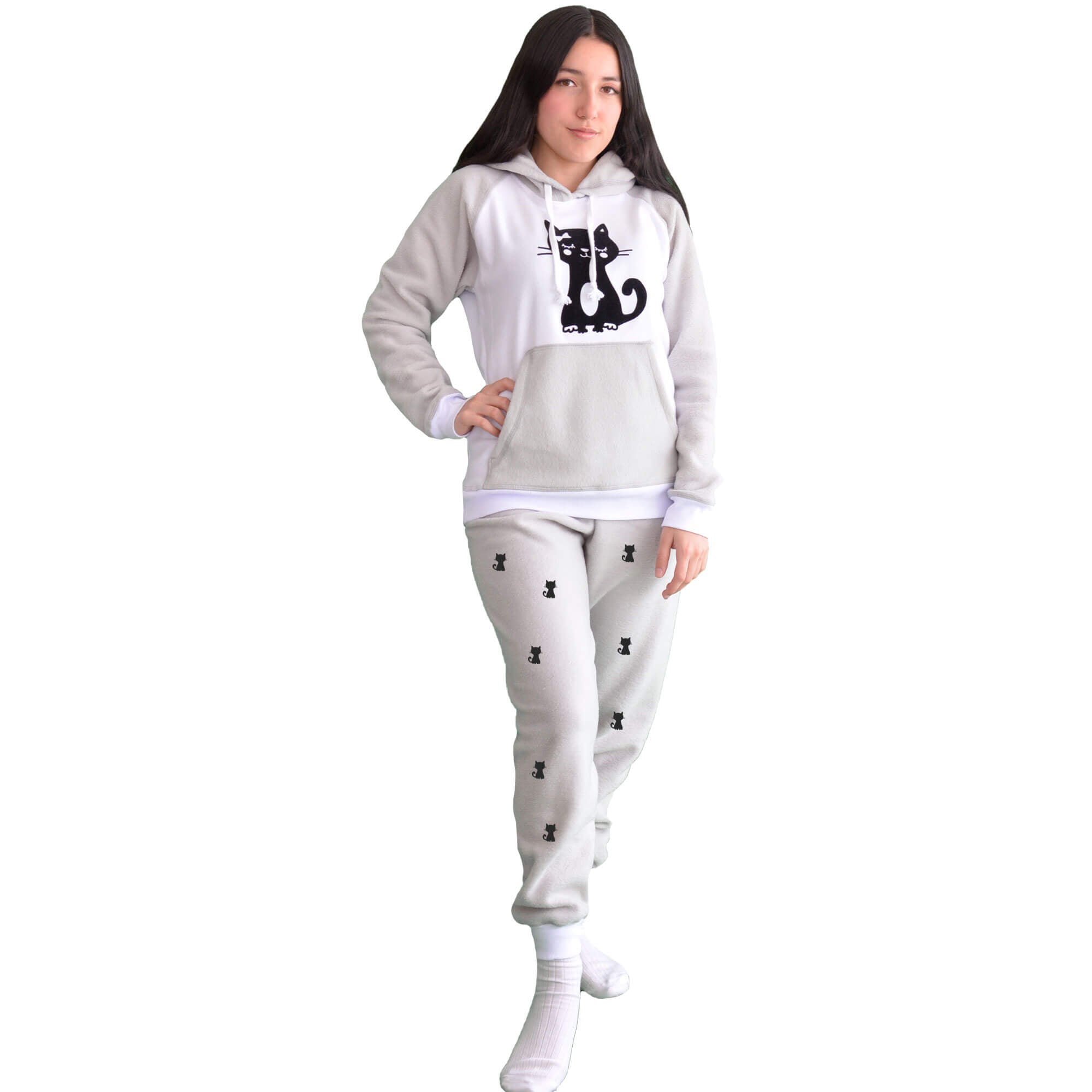 Mujer de lado vistiendo la Pijama para mujer gris perla tipo sudadera, con una gata negra en el centro del buzo hoodie y siluetas negras en el pantalón
