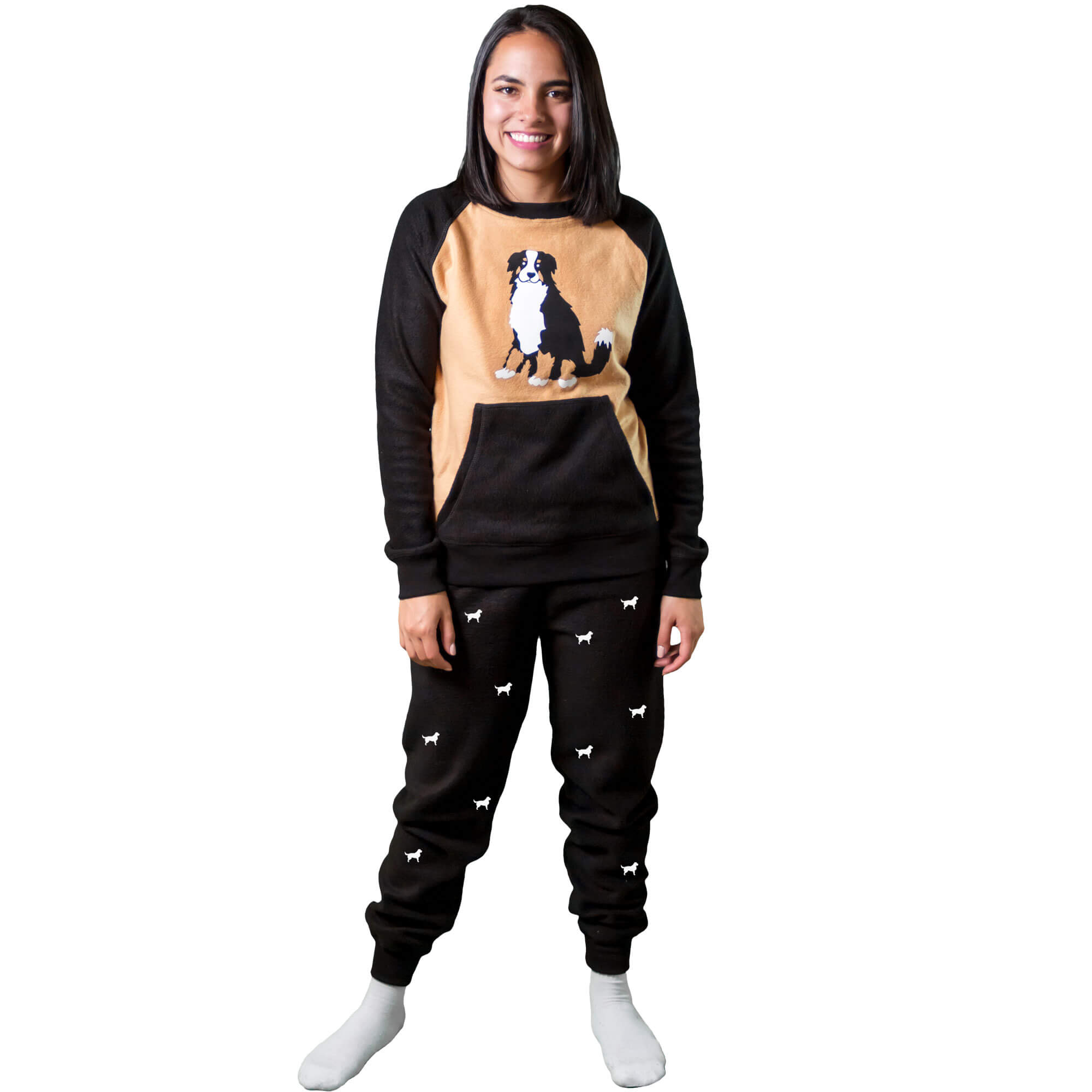 Mujer vistiendo Pijama Térmica tipo sudadera referencia Bernés de la Montaña, color tabaco y negro, con siluetas de perro Bernés en el pantalón