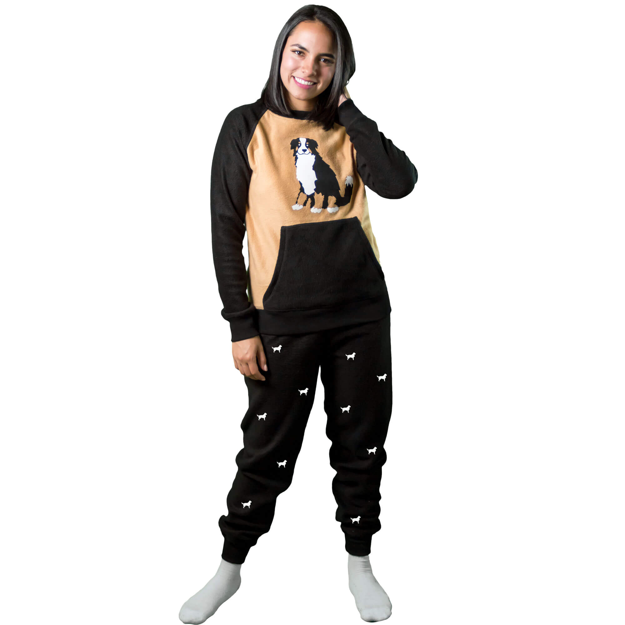 Mujer vistiendo Pijama Térmica tipo sudadera referencia Bernés de la Montaña, color tabaco y negro, con siluetas de perro Bernés en el pantalón