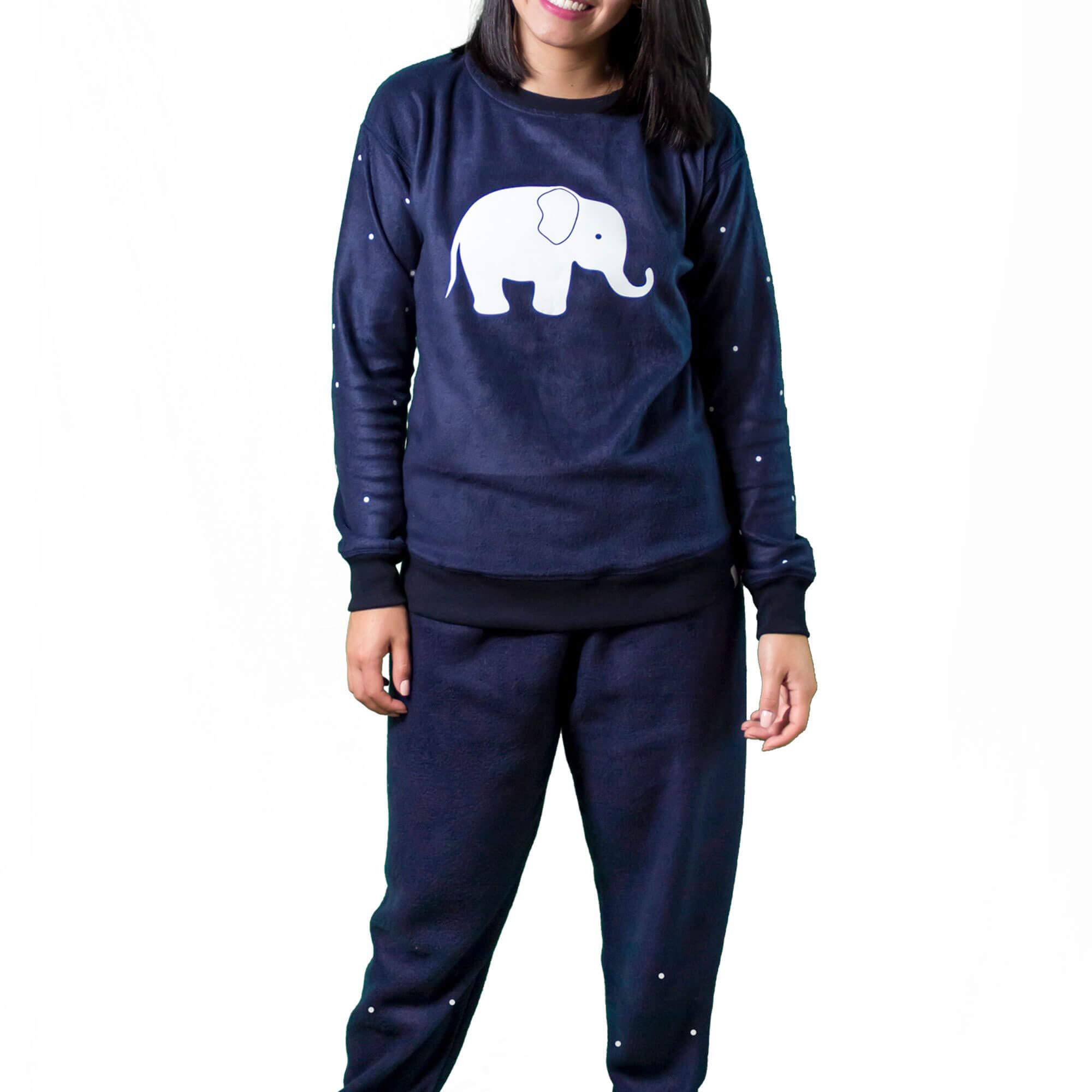 Detalle Mujer de frente vistiendo la Pijama Térmica azul, con un Elefante blanco estampado en el saco y puntitos blancos en el pantalón y las mangas