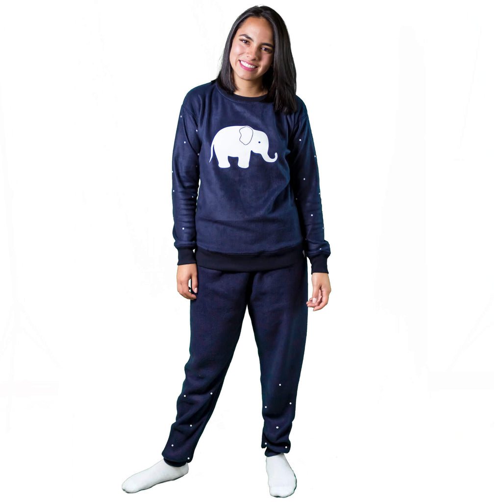Mujer vistiendo de frente la Pijama Térmica azul, con un Elefante blanco estampado en el saco y puntitos blancos en el pantalón y las mangas