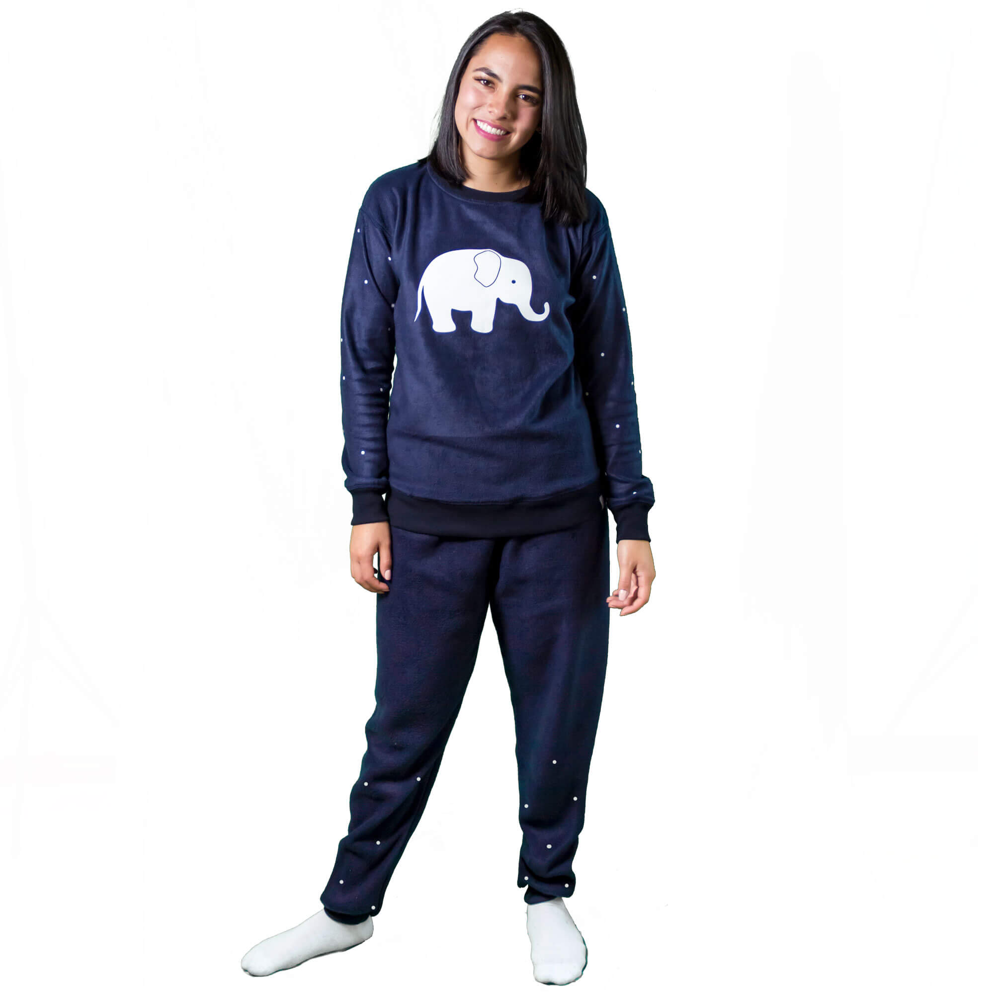 Mujer vistiendo de frente la Pijama Térmica azul, con un Elefante blanco estampado en el saco y puntitos blancos en el pantalón y las mangas
