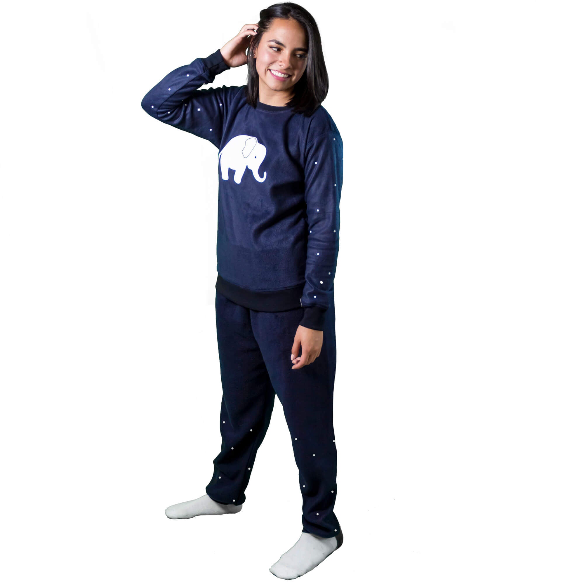 Mujer de lado vistiendo la Pijama Térmica azul, con un Elefante blanco estampado en el saco y puntitos blancos en el pantalón y las mangas