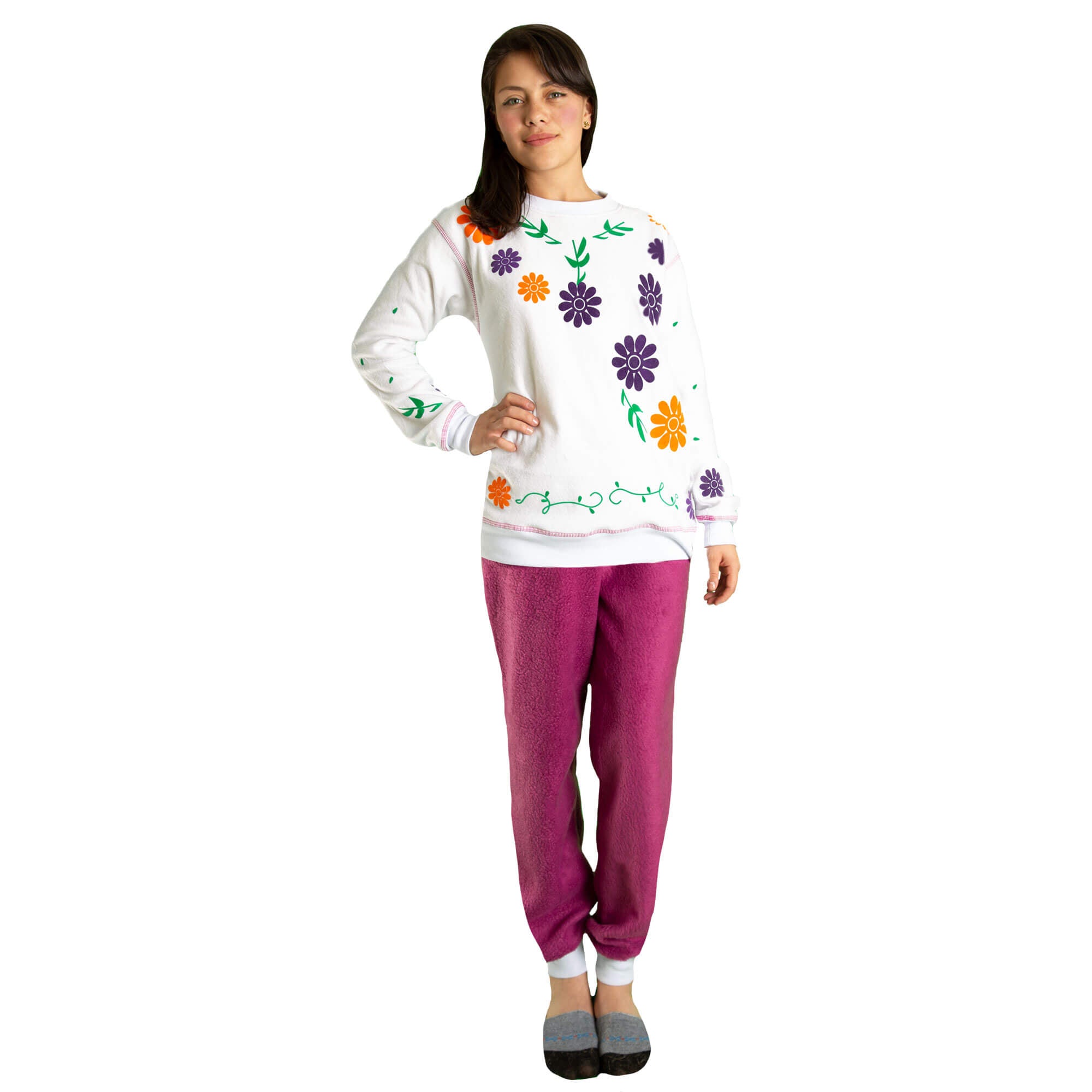 Mujer de frente vistiendo la Pijama Flores de colores moradas y naranja de Arctic Fox Colombia