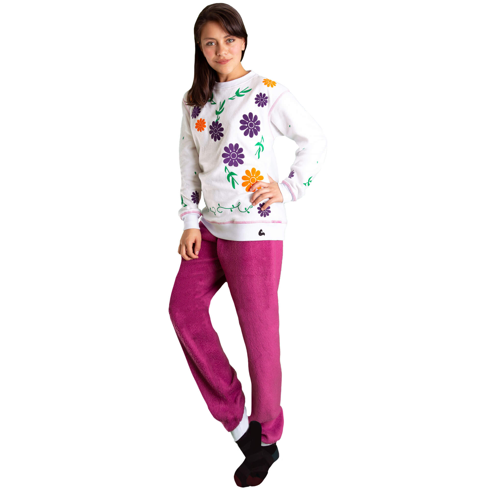 Mujer de lado vistiendo la Pijama Flores de colores moradas y naranja de Arctic Fox Colombia