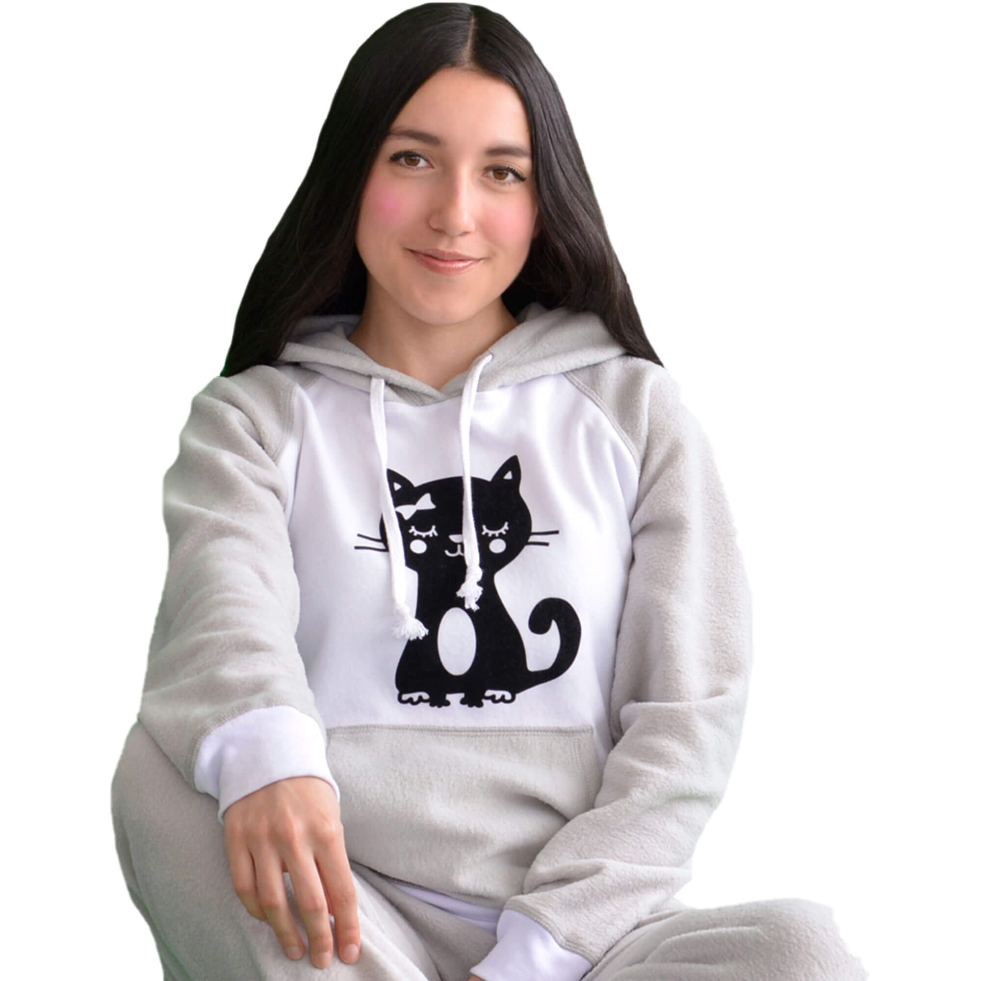 Mujer sentada vistiendo la Pijama para mujer gris perla tipo sudadera, con una gata negra en el centro del buzo hoodie y siluetas negras en el pantalón