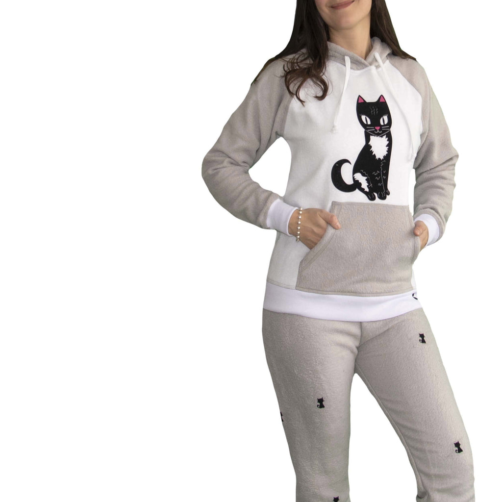 Detalle de Mujer vistiendo la Pijama para Mujer Gris Perla estampada con un gato negro de ojos grandes llamado gato bandido en el pecho