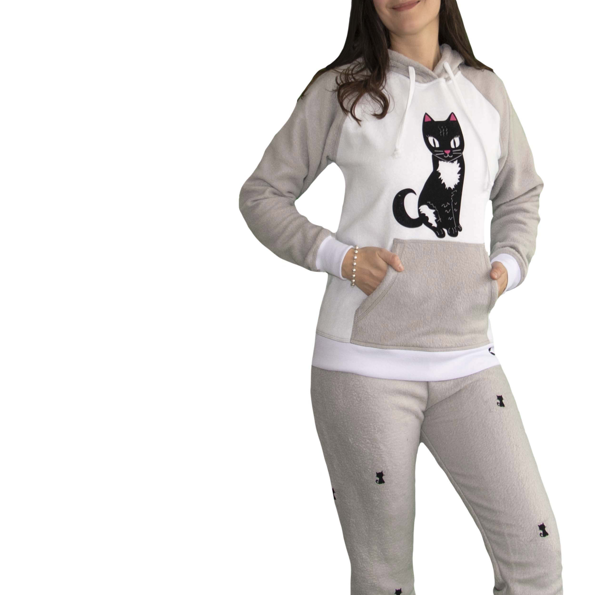 Detalle de Mujer vistiendo la Pijama para Mujer Gris Perla estampada con un gato negro de ojos grandes llamado gato bandido en el pecho