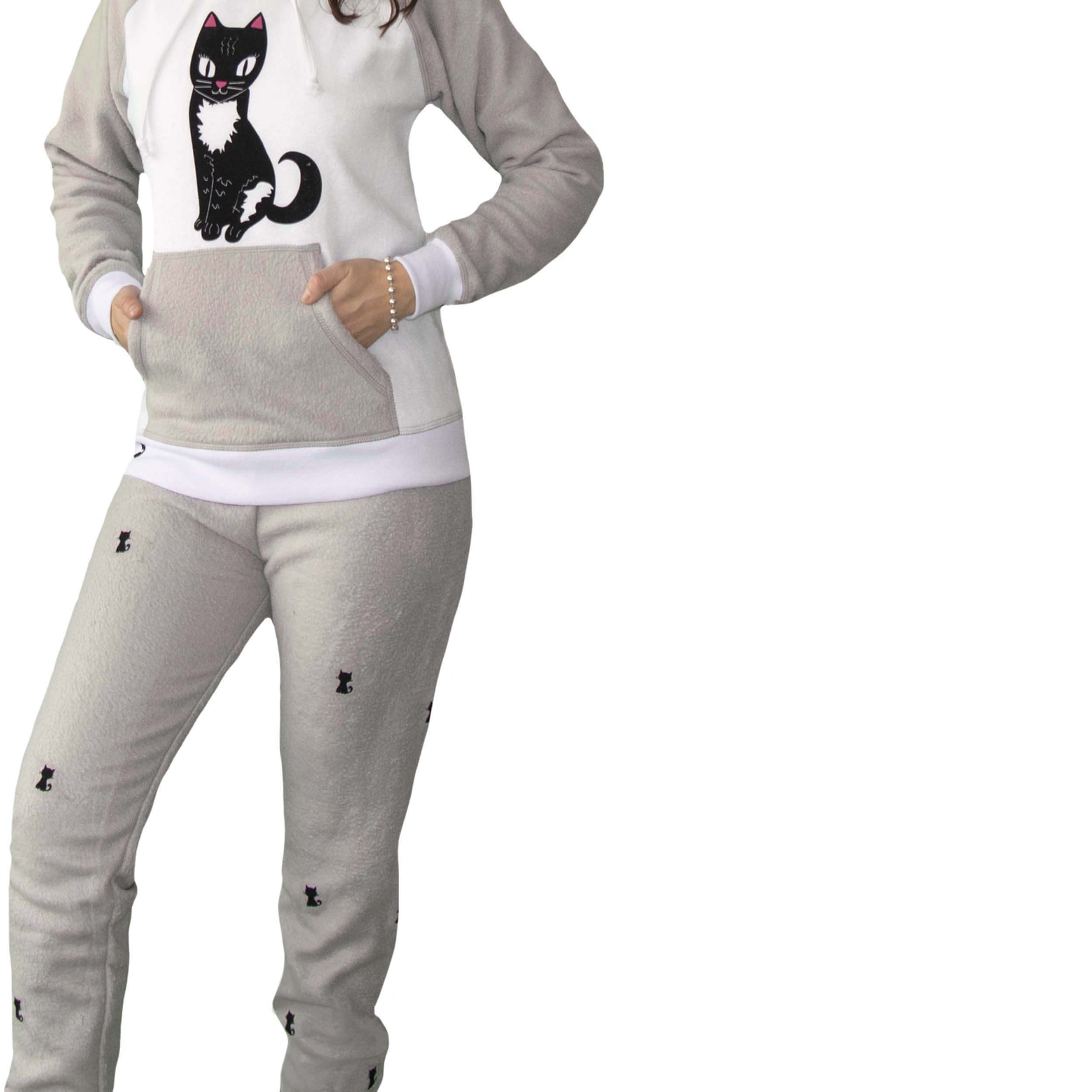 Detalle de Mujer vistiendo la Pijama para Mujer Gris Perla estampada con un gato negro de ojos grandes llamado gato bandido en el pecho
