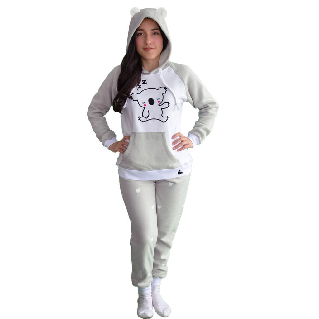 Mujer de frente vistiendo la Pijama Mujer Koala con capota de Arctic Fox