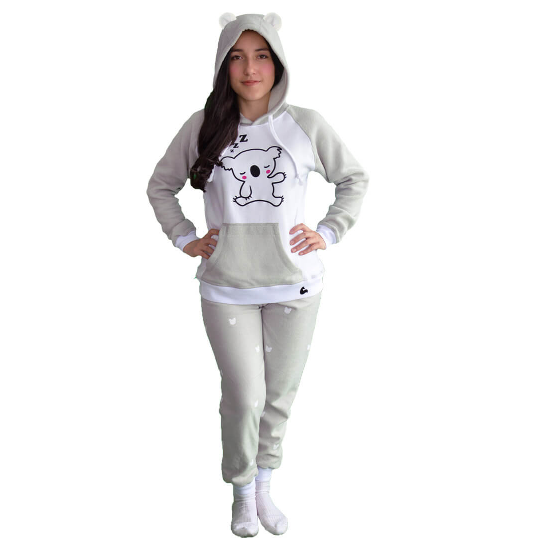 Mujer de frente vistiendo la Pijama Mujer Koala con capota de Arctic Fox