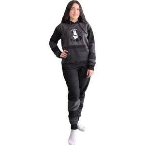 Mujer vistiendo la Pijama térmica Mapache Negro con Gris, tiene cortes en el pantalon y las mangas como si fueran la cola del mapache diseño de Arctic Fox Colombia