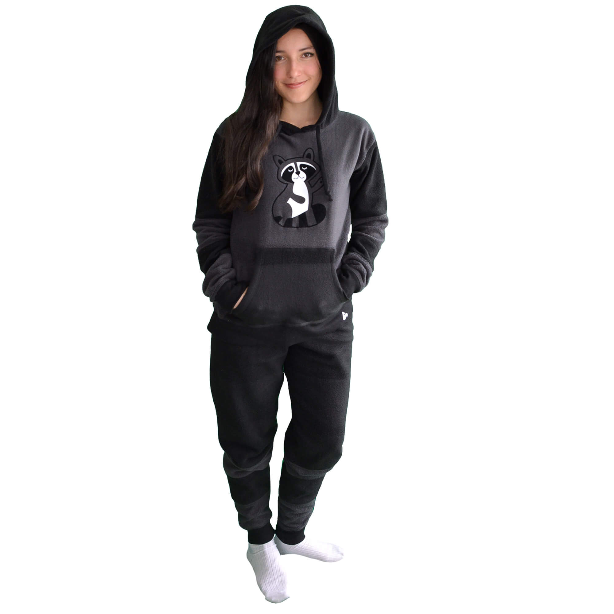 Mujer de frente vistiendo la Pijama térmica Mapache Negro con Gris y capota, tiene cortes en el pantalon y las mangas como si fueran la cola del mapache diseño de Arctic Fox Colombia