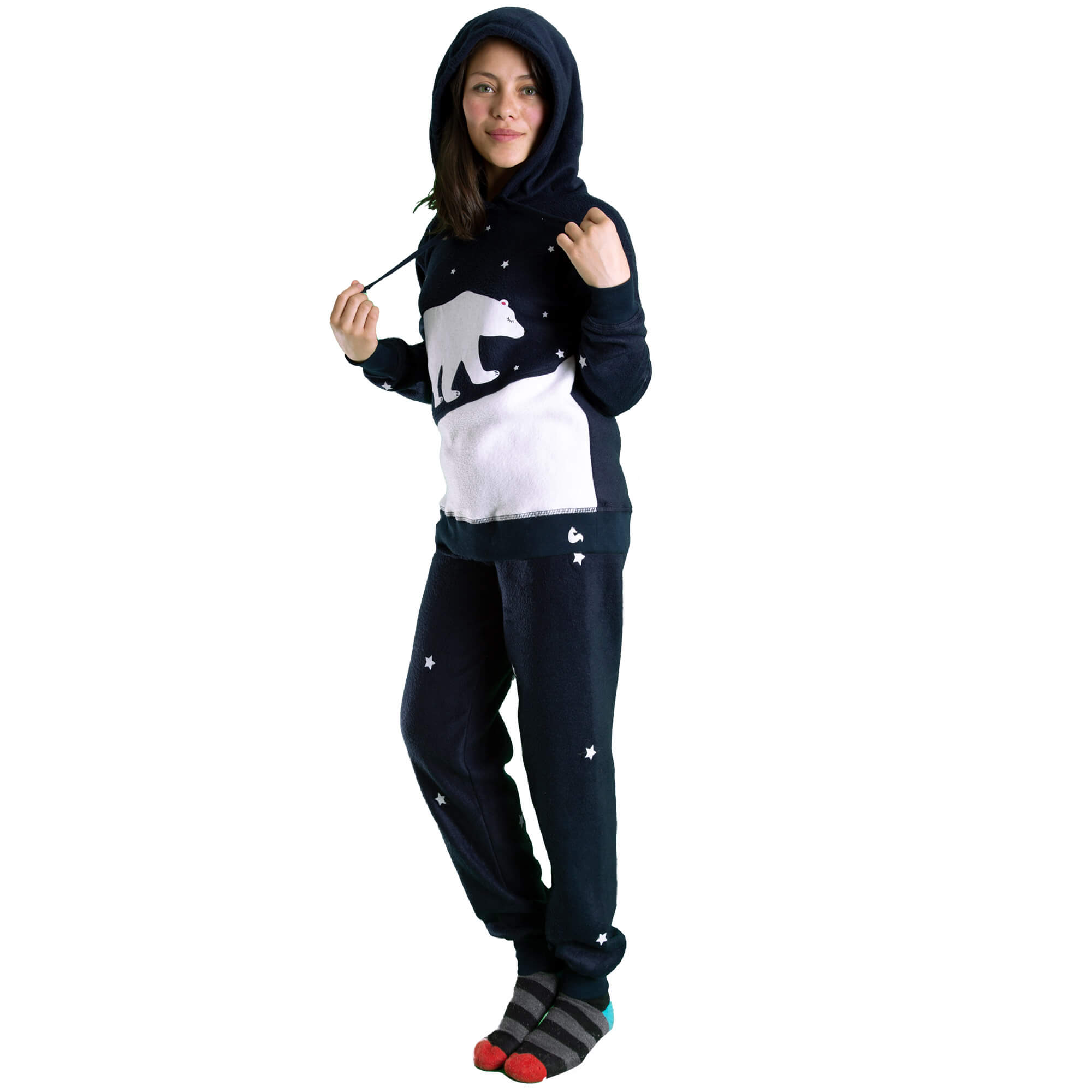 Mujer vistiendo la Pijama para Mujer Azul referencia Osa Polar con estrellas en mangas del buzo y pantalón, Oso Polar estampado en el pecho diseño de Arctic Fox Colombia