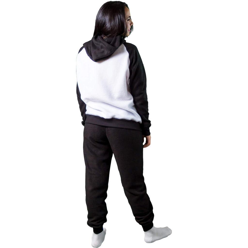 Mujer de espalda vistiendo la Pijama para Mujer referencia Oso Panda, color negro y Blanco con un Oso Panda estampado en el pecho comiendo bambú diseño de Arctic Fox Colombia