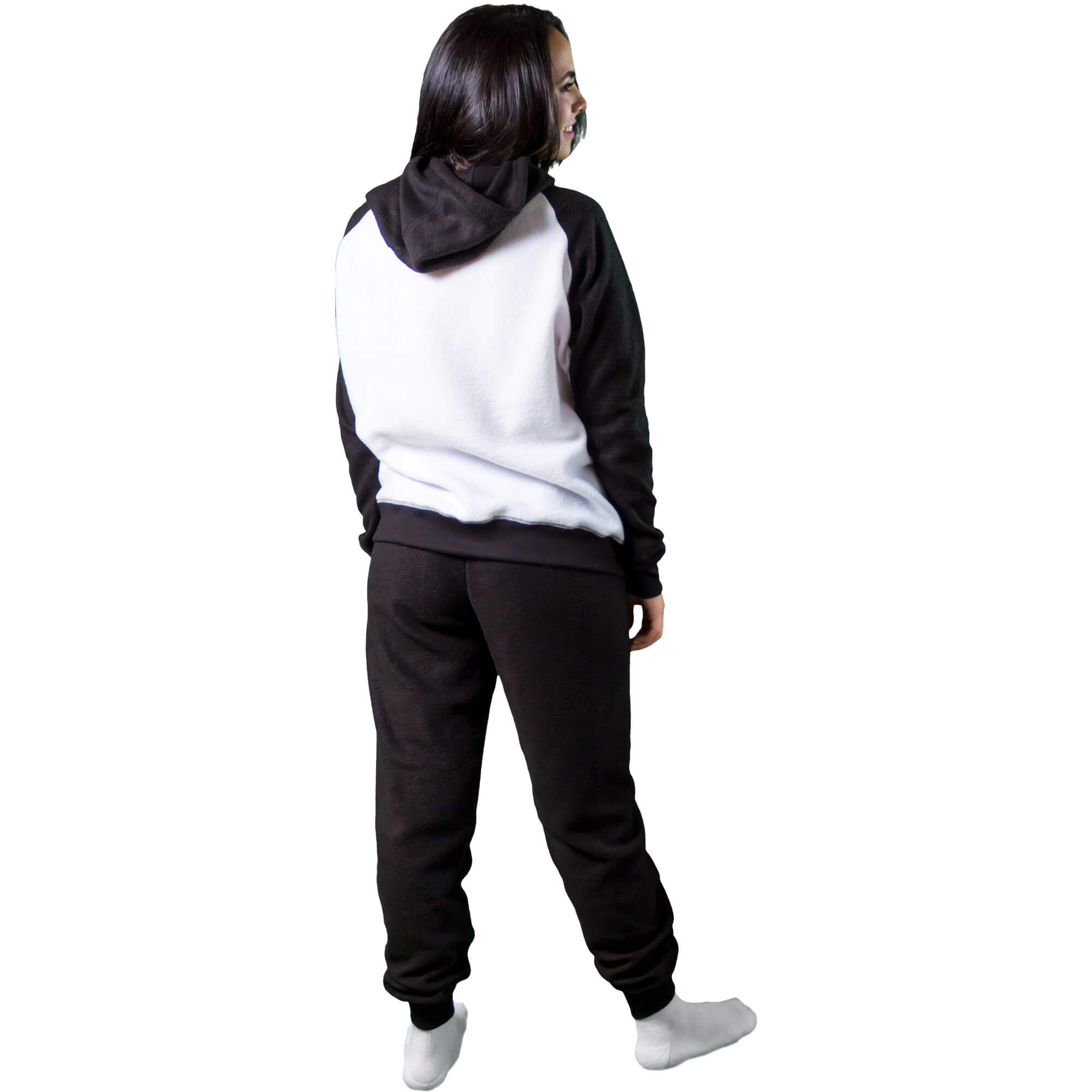 Mujer de espalda vistiendo la Pijama para Mujer referencia Oso Panda, color negro y Blanco con un Oso Panda estampado en el pecho comiendo bambú diseño de Arctic Fox Colombia