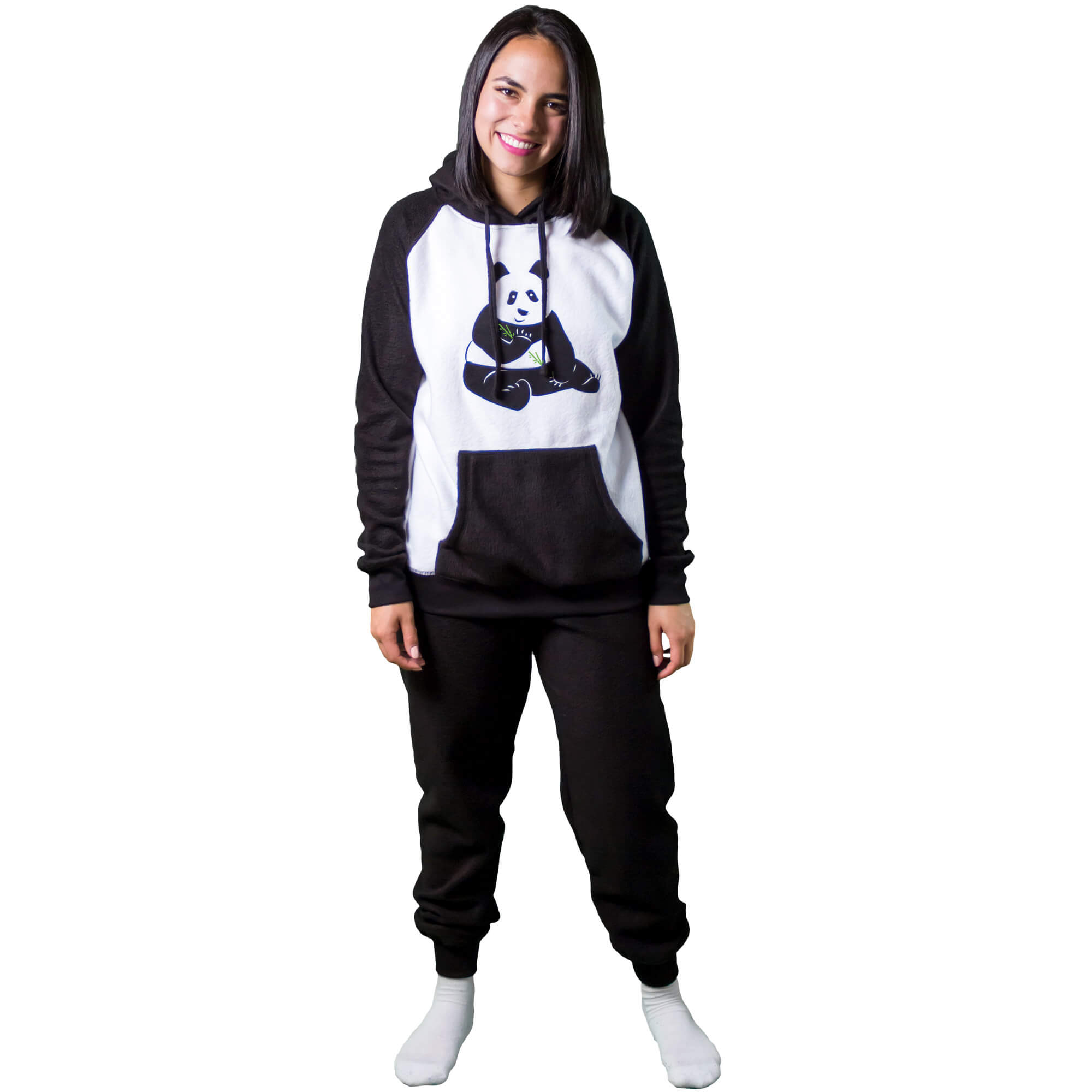 Mujer de frente vistiendo la Pijama para Mujer referencia Oso Panda, color negro y Blanco con un Oso Panda estampado en el pecho comiendo bambú diseño de Arctic Fox Colombia