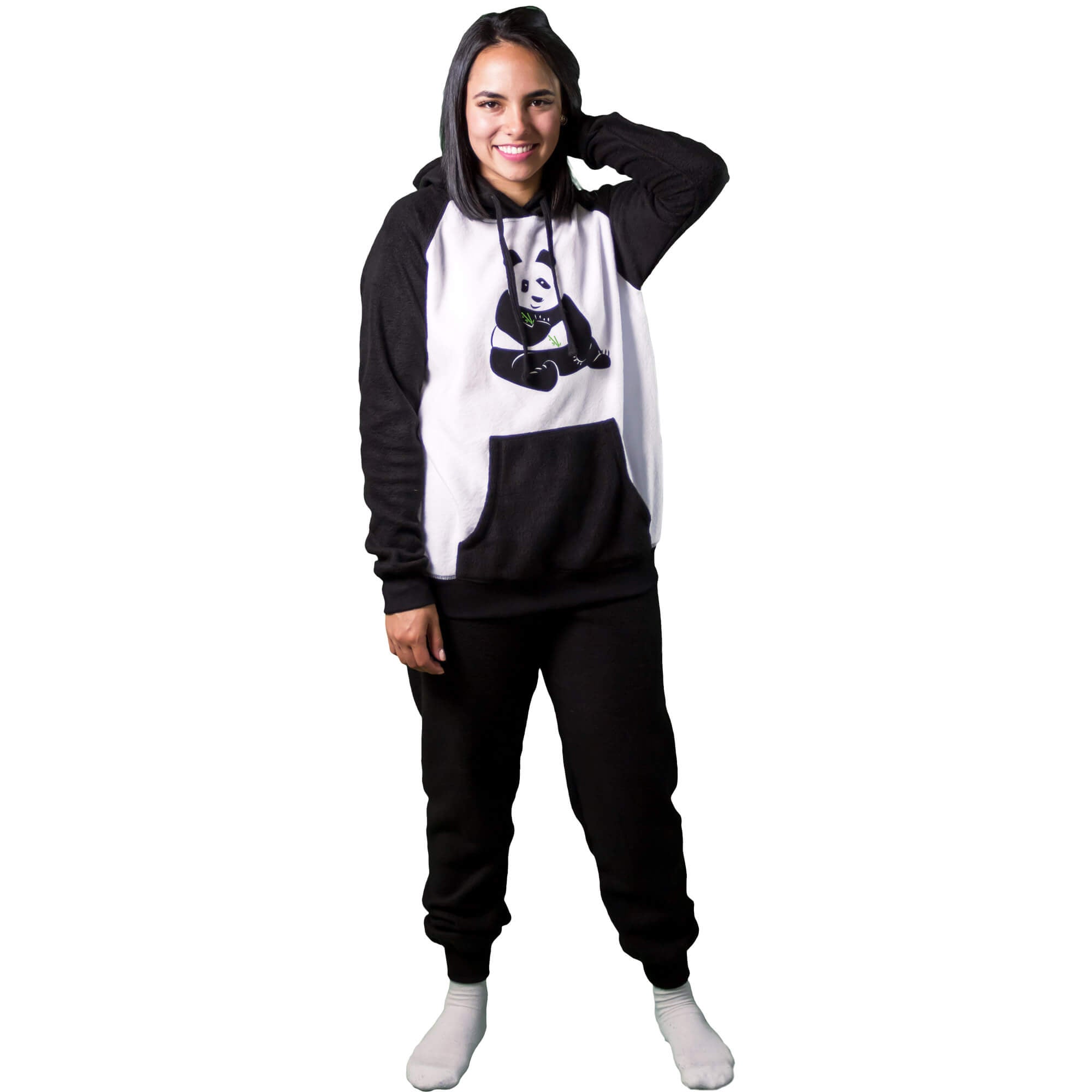 Mujer de lado vistiendo la Pijama para Mujer referencia Oso Panda, color negro y Blanco con un Oso Panda estampado en el pecho comiendo bambú diseño de Arctic Fox Colombia