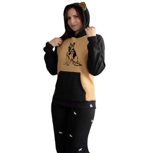 Detalle de Mujer vistiendo la Pijama para Mujer referencia Pastor Alemán con perritos en el pantalón y un pastor alemán estampado en el pecho, diseño de Arctic Fox Colombia
