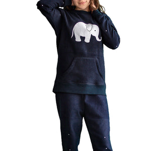 Detalle Niña de frente vistiendo la Pijama Elefante con puntitos blancos en las mangas y el pantalón y un lindo elefante estampado en el pecho diseño de Arctic Fox Colombia