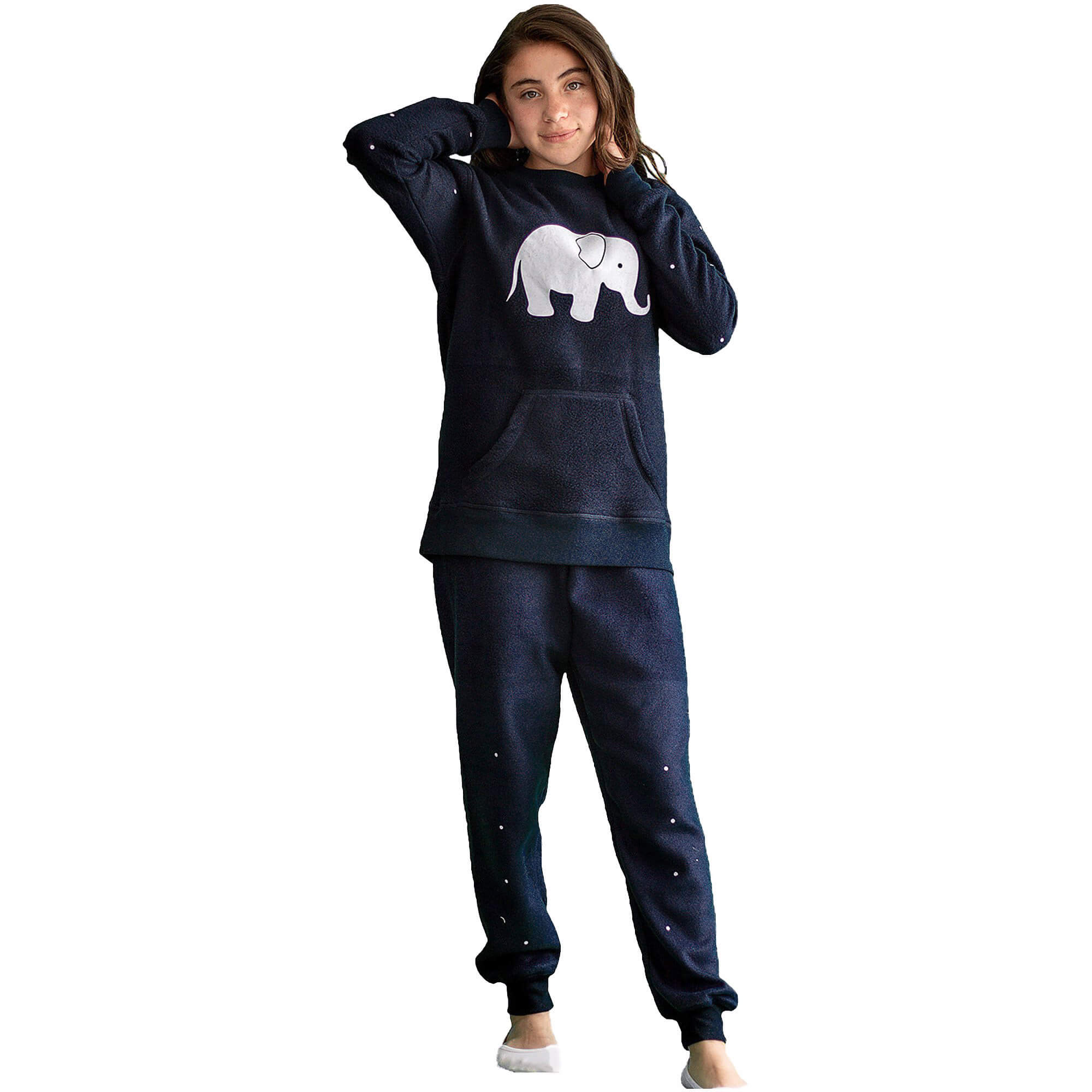 Niña de frente vistiendo la Pijama Elefante con puntitos blancos en las mangas y el pantalón y un lindo elefante estampado en el pecho diseño de Arctic Fox Colombia