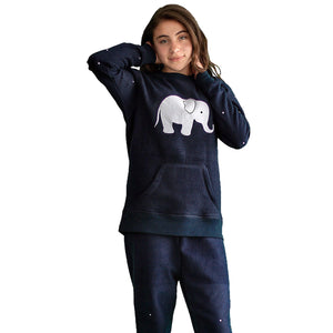 Detalle de niña vistiendo la Pijama Elefante con puntitos blancos en las mangas y el pantalón y un lindo elefante estampado en el pecho diseño de Arctic Fox Colombia
